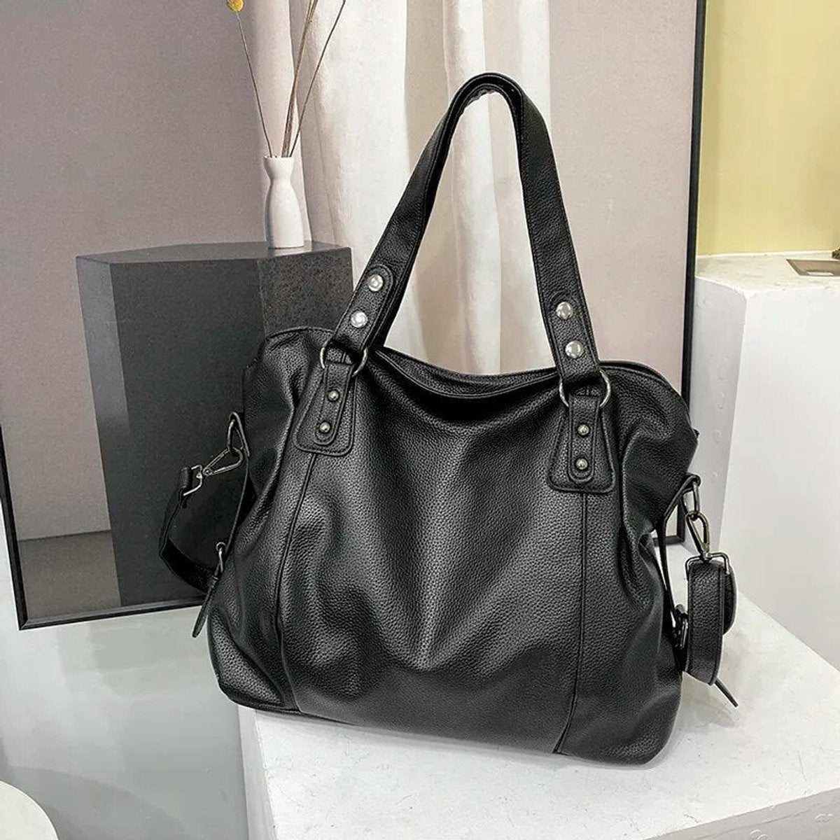Női nagyméretű, szegecses bőrhatású tote válltáska – Tágas, kétfülű mindennapi táska munkához, utazáshoz, vásárláshoz, városi programokhoz, hétvégi tervekhez és rendezett mindennapi összeállításokhoz