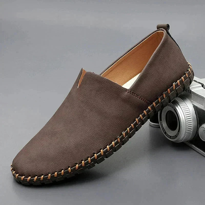Férfi bőr mokaszinok – bebújós cipők nyári utazáshoz és elegáns hétköznapi viselethez