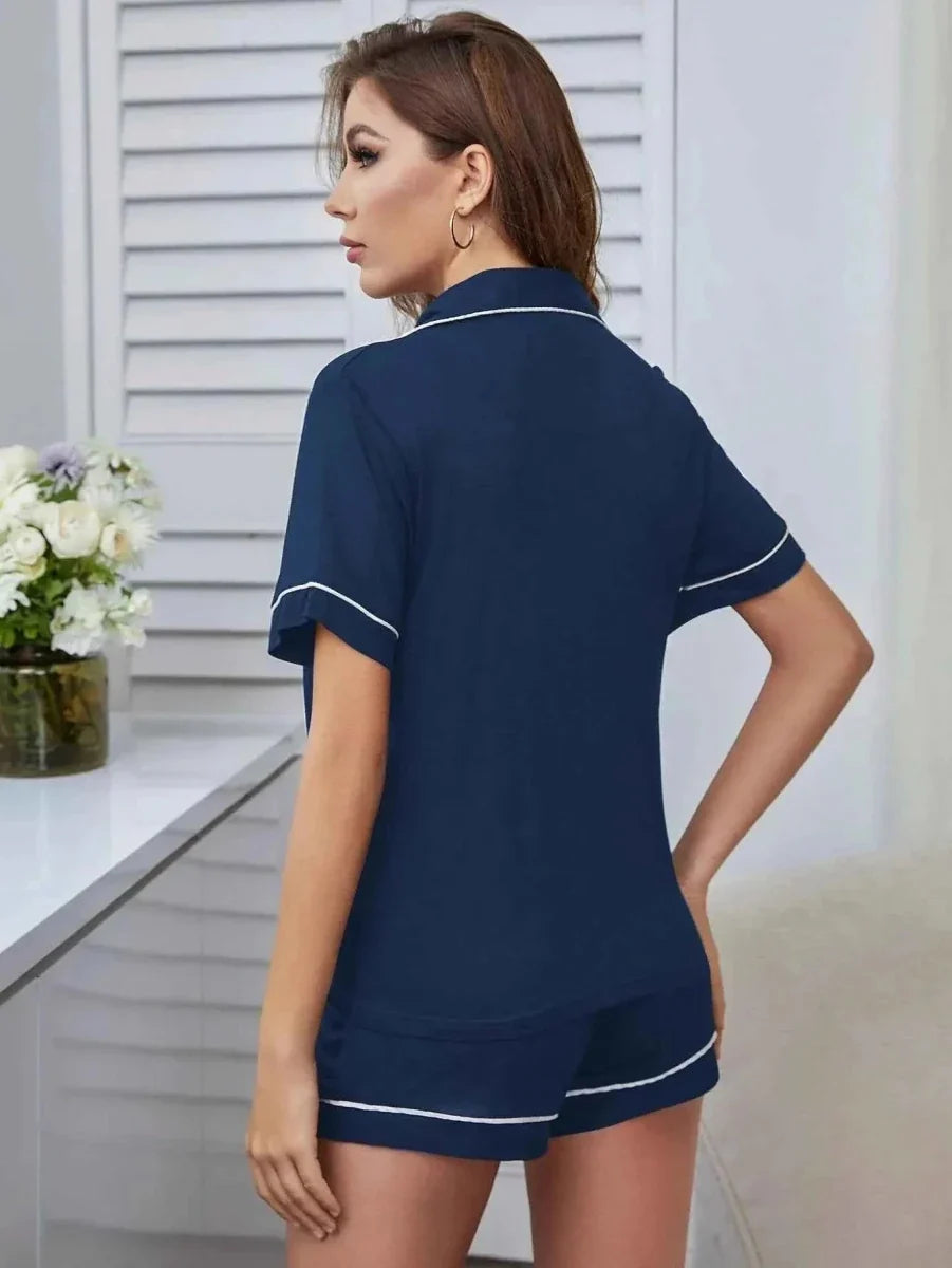 Conjunto corto de pijama para mujer - Ropa de dormir abotonada con bordado de corazones y ribete en contraste para las noches de verano y estar por casa