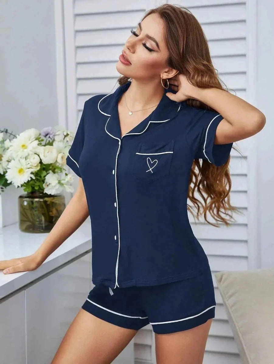 Conjunto corto de pijama para mujer - Ropa de dormir abotonada con bordado de corazones y ribete en contraste para las noches de verano y estar por casa