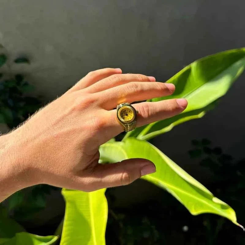 Reloj de anillo de cuarzo ajustable para hombre - Reloj de dedo de metal pulido con esfera compacta para el uso diario y las noches