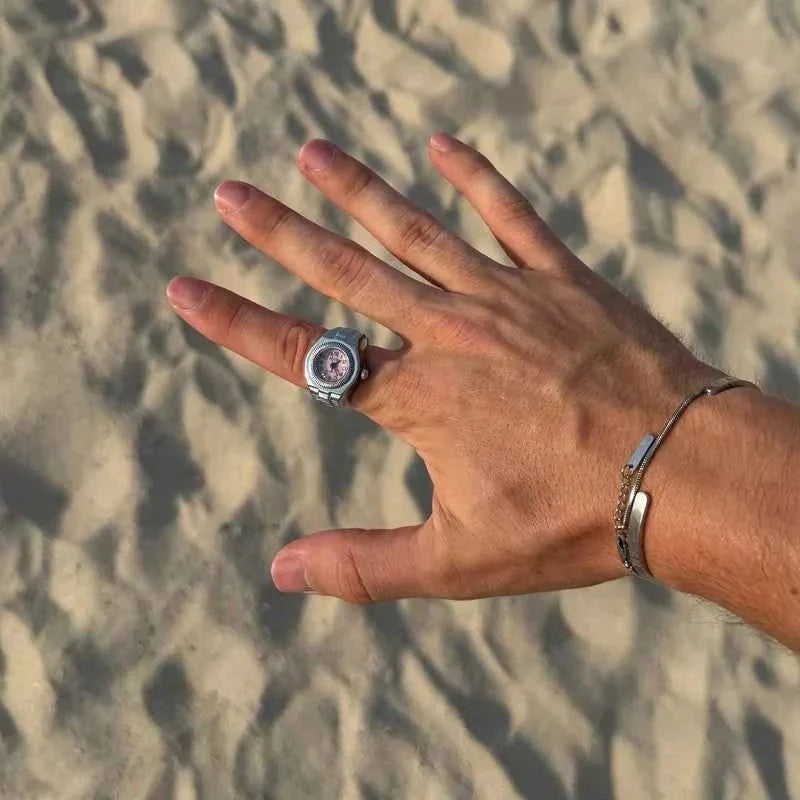 Reloj de anillo de cuarzo ajustable para hombre - Reloj de dedo de metal pulido con esfera compacta para el uso diario y las noches