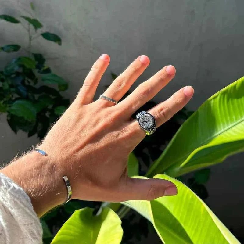 Reloj de anillo de cuarzo ajustable para hombre - Reloj de dedo de metal pulido con esfera compacta para el uso diario y las noches