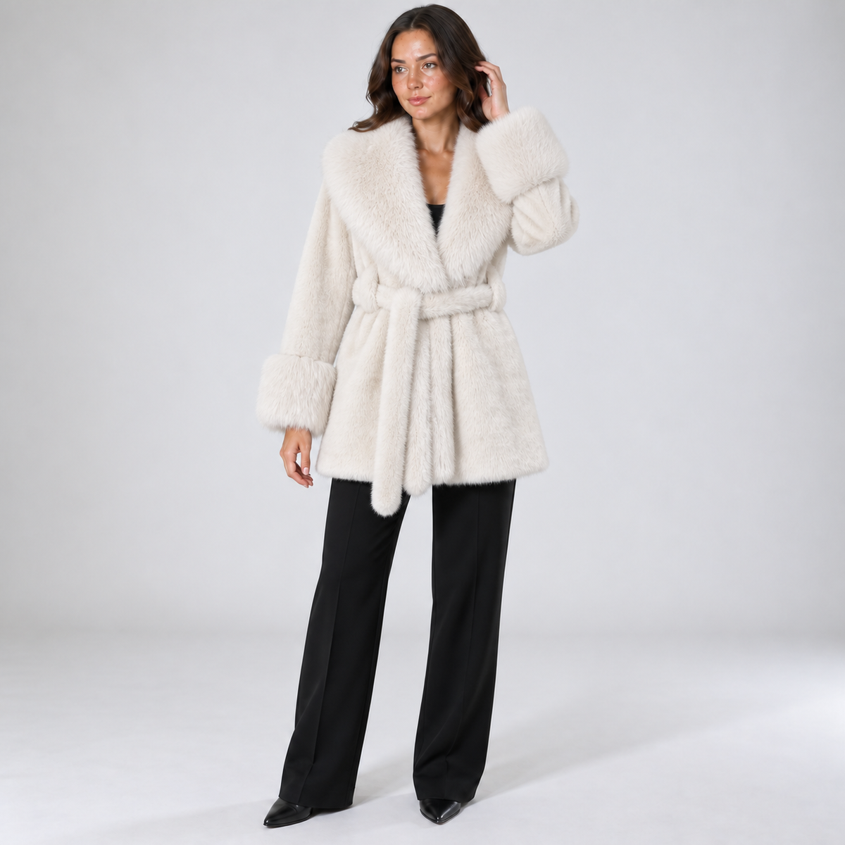 Abrigo de invierno de piel sintética para mujer con cinturón - estilo mullido de cuello ancho para los días fríos elegantes y las ocasiones nocturnas refinadas