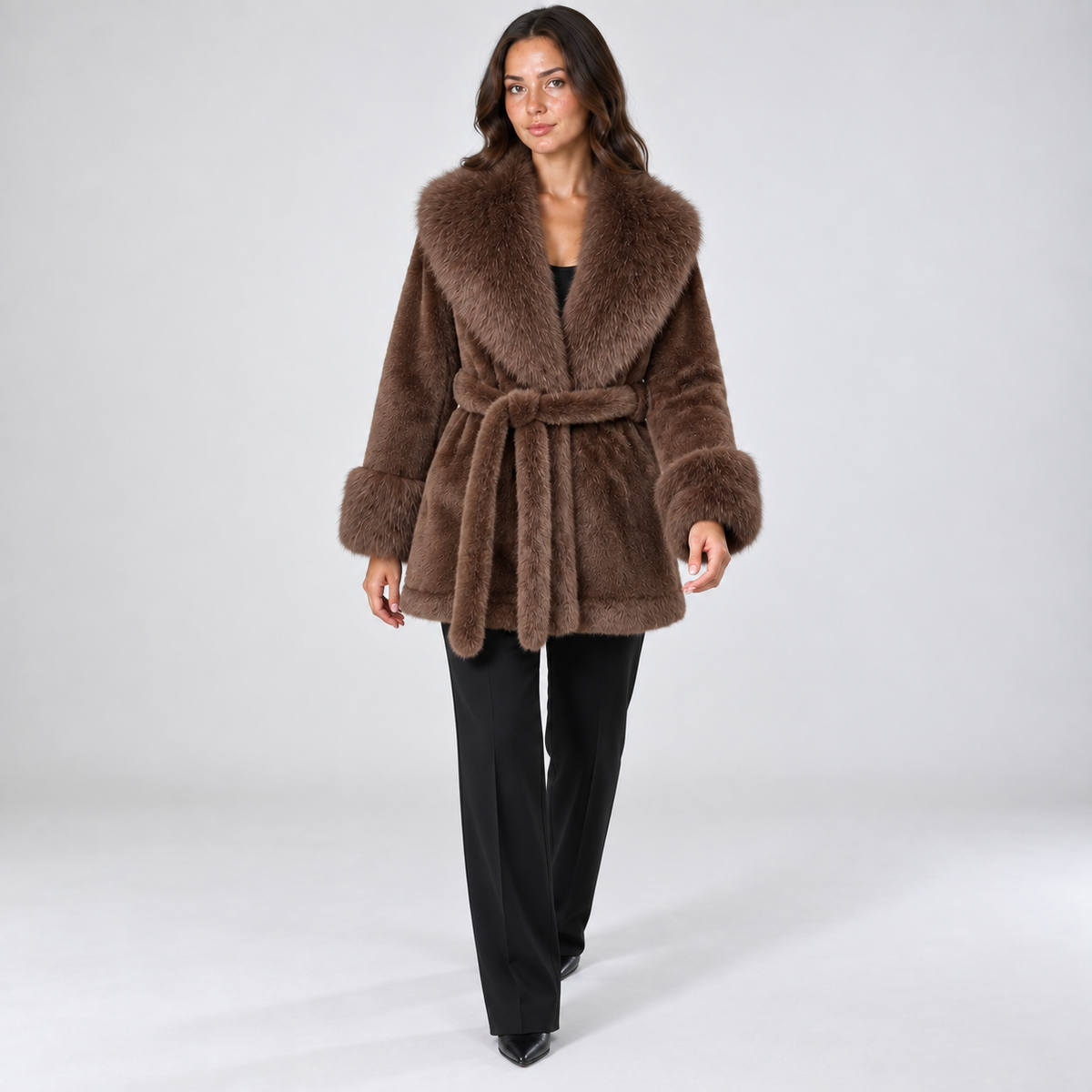 Abrigo de invierno de piel sintética para mujer con cinturón - estilo mullido de cuello ancho para los días fríos elegantes y las ocasiones nocturnas refinadas
