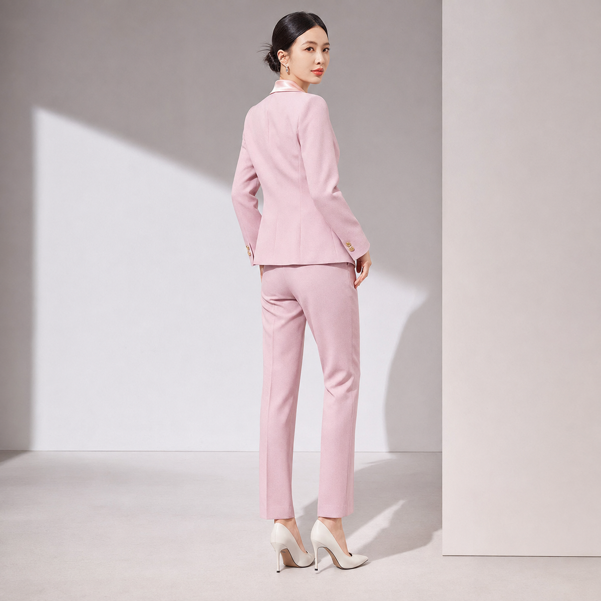 Ensemble blazer et pantalon ajustés pour femme - tailleur structuré deux pièces pour le bureau, les affaires, les événements formels et les tenues chic décontractées