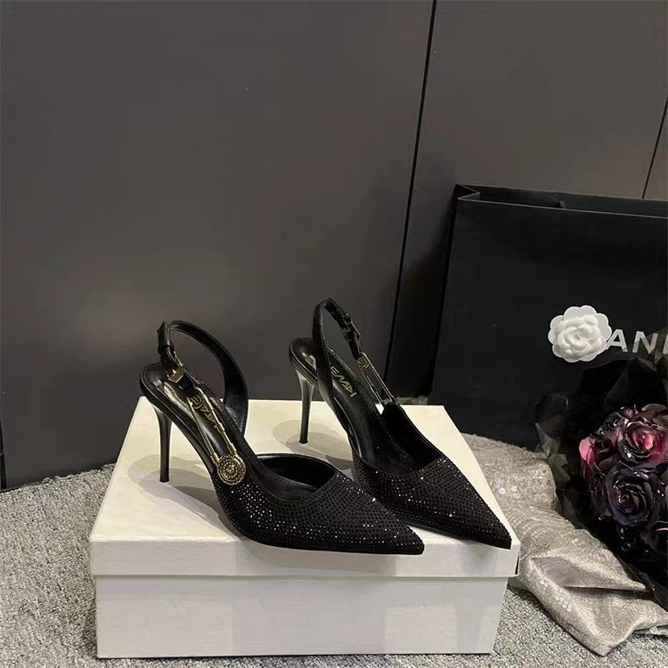 Dámské lodičky na podpatku stiletto s páskem na patě a špičatou špičkou zdobené kamínky