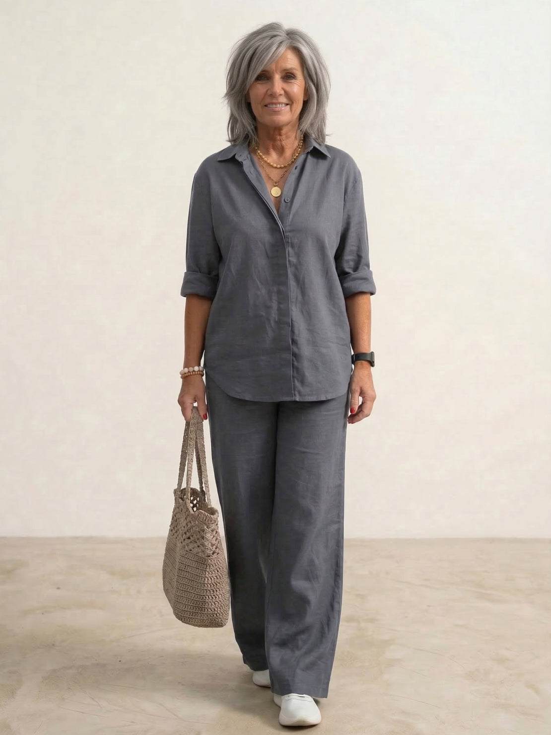 Completo donna con camicia oversize in lino e pantaloni a gamba larga