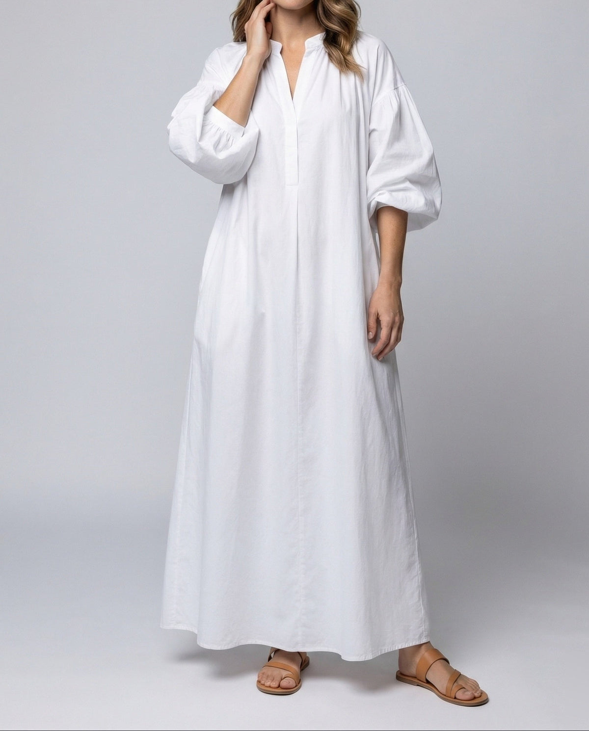 Vestido maxi caftan de mulher, com gola subida aberta e mangas balão – estilo evasé folgado para férias de verão e passeios descontraídos