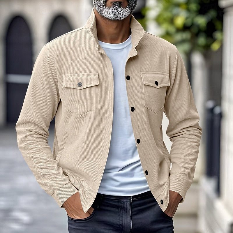 Ribstrikket overshirt-jakke til mænd - Lag-på-lag-model med kinakrave, knaplukning foran og brystlommer med klap til afslappet brug i overgangsvejr