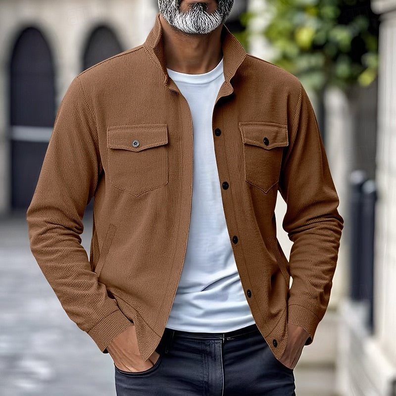Ribstrikket overshirt-jakke til mænd - Lag-på-lag-model med kinakrave, knaplukning foran og brystlommer med klap til afslappet brug i overgangsvejr