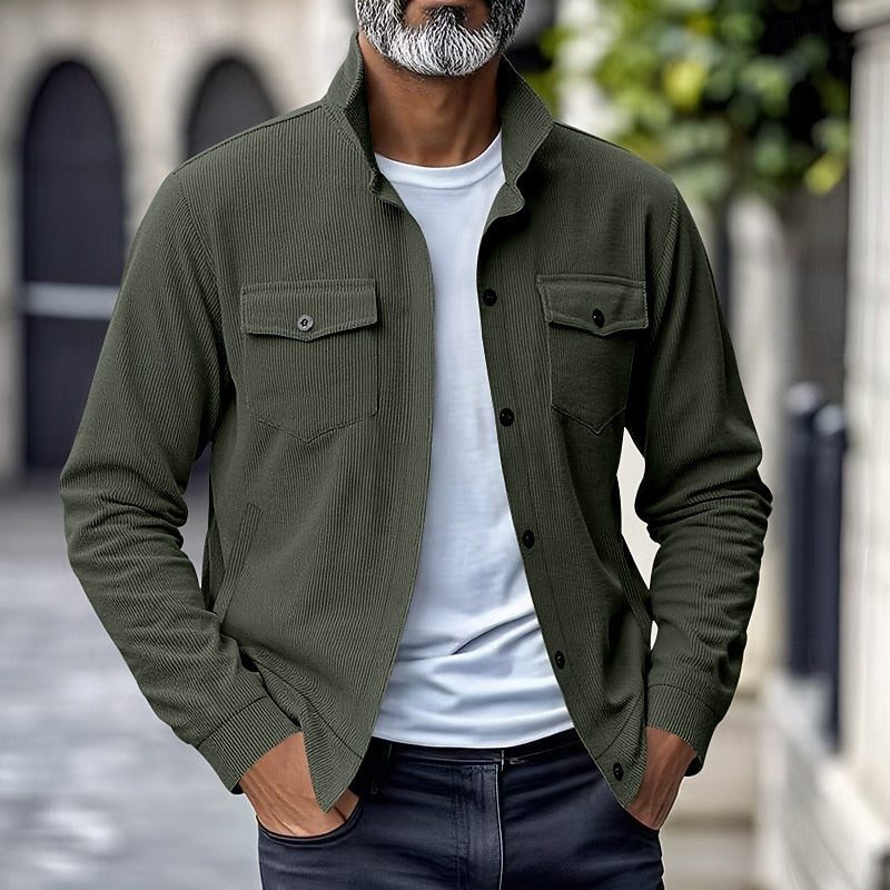 Ribstrikket overshirt-jakke til mænd - Lag-på-lag-model med kinakrave, knaplukning foran og brystlommer med klap til afslappet brug i overgangsvejr