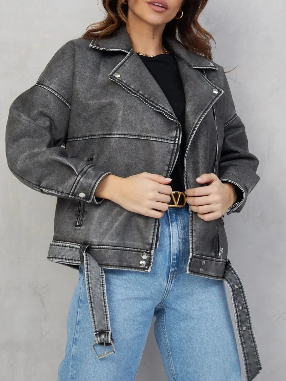 Chaqueta motera de efecto cuero desgastado para mujer con cremallera asimétrica y cinturón ajustable - Prenda de abrigo de inspiración vintage y corte relajado para otoño e invierno