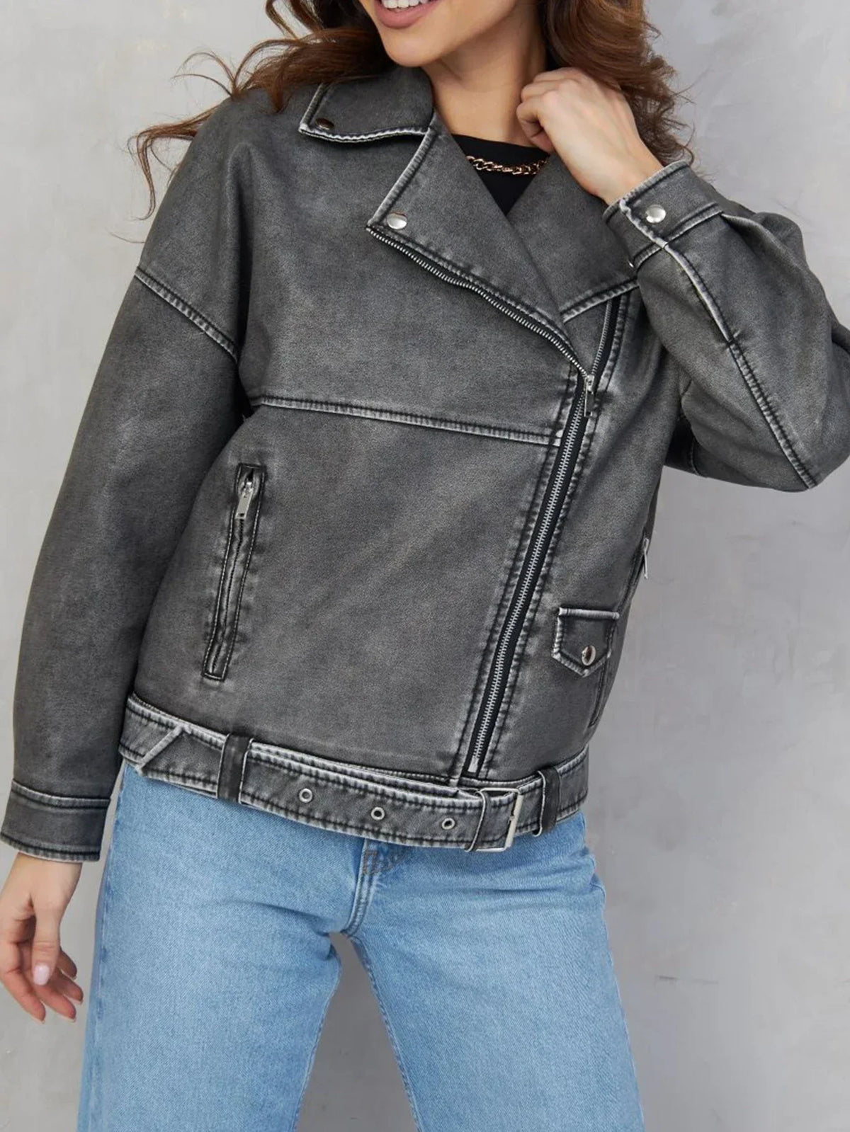 Chaqueta motera de efecto cuero desgastado para mujer con cremallera asimétrica y cinturón ajustable - Prenda de abrigo de inspiración vintage y corte relajado para otoño e invierno