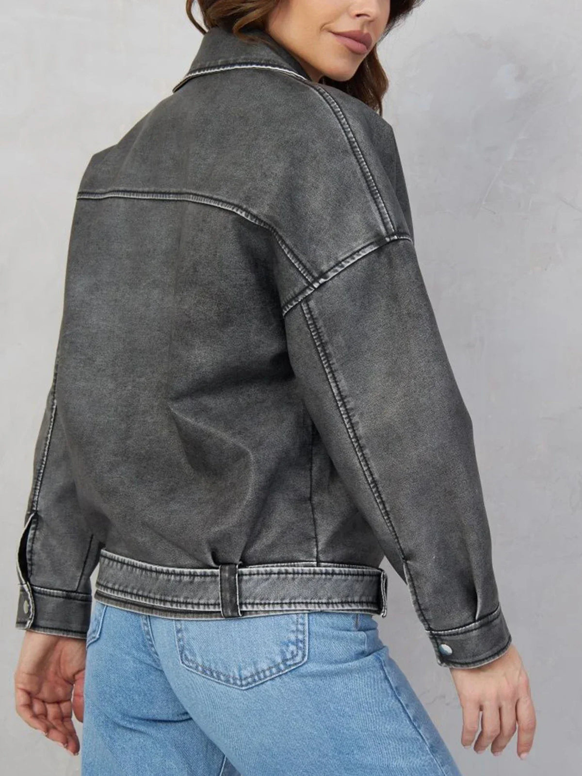 Chaqueta motera de efecto cuero desgastado para mujer con cremallera asimétrica y cinturón ajustable - Prenda de abrigo de inspiración vintage y corte relajado para otoño e invierno