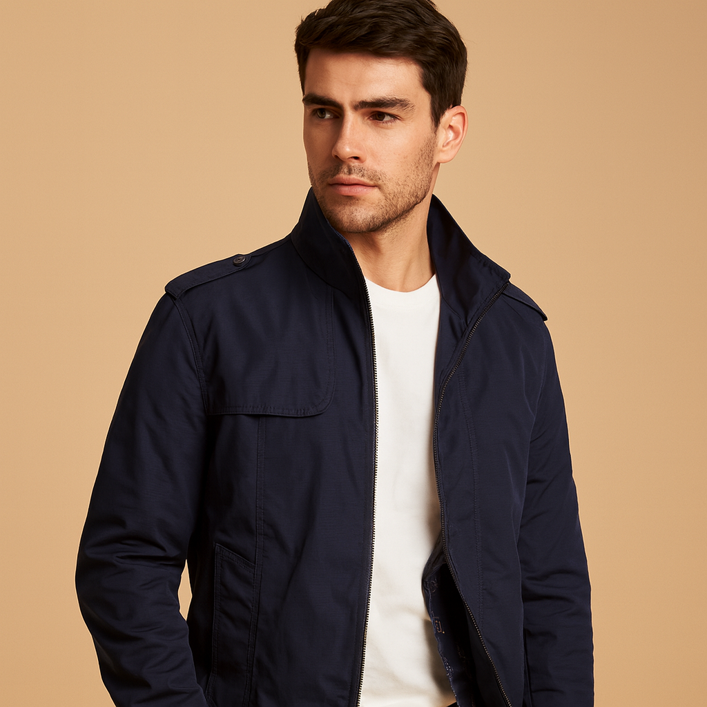 Jachetă bărbătească ușoară de vară, cu guler ridicat – model modern scurt, cu fermoar și buzunare practice, pentru ținute smart-casual în oraș, la birou, în călătorii și în viața de zi cu zi