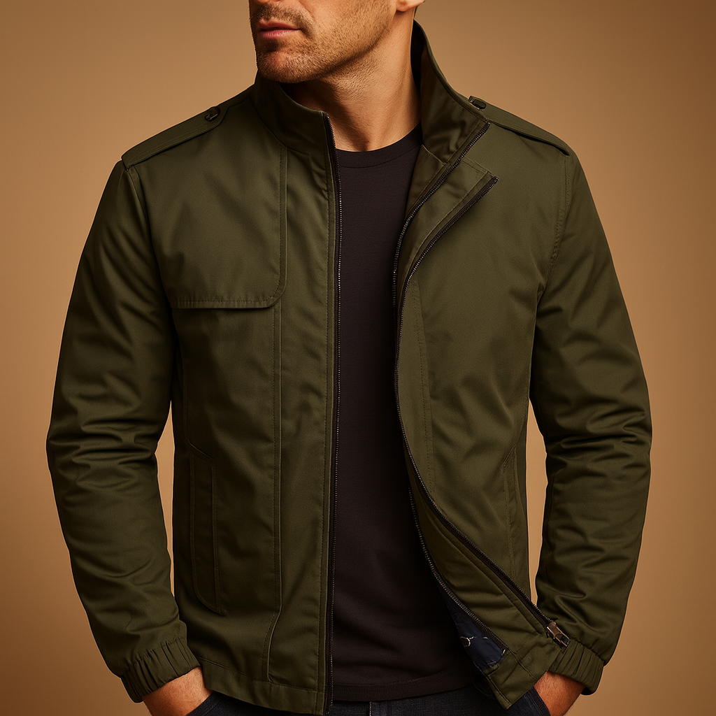 Jachetă bărbătească ușoară de vară, cu guler ridicat – model modern scurt, cu fermoar și buzunare practice, pentru ținute smart-casual în oraș, la birou, în călătorii și în viața de zi cu zi