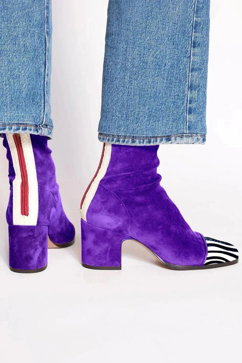 Dámské semišové kotníkové kozačky s blokovým podpatkem – kozačky s leopardím vzorem na špičce a kontrastním zipem pro výrazný sezónní vzhled