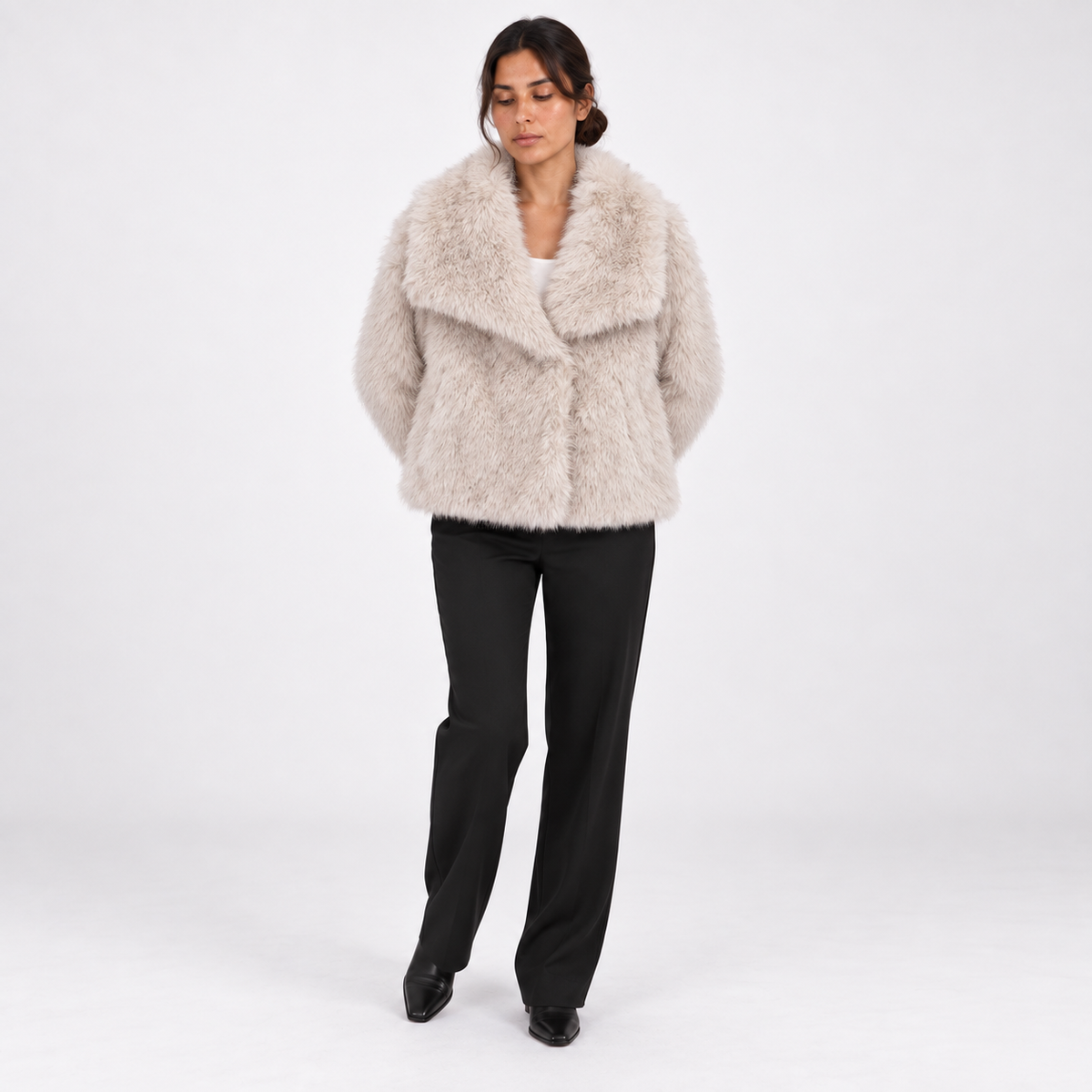 Women’s Plush Faux-Fur Short Winter Jacket – Wide-Lapel Relaxed Fit for Elegant Cold-Weather Days and Smart Evening Styling