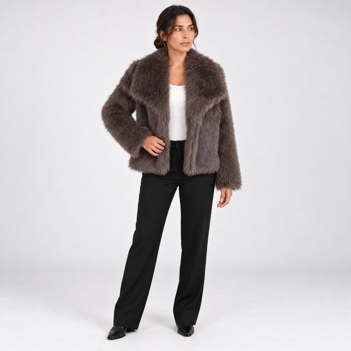 Women’s Plush Faux-Fur Short Winter Jacket – Wide-Lapel Relaxed Fit for Elegant Cold-Weather Days and Smart Evening Styling