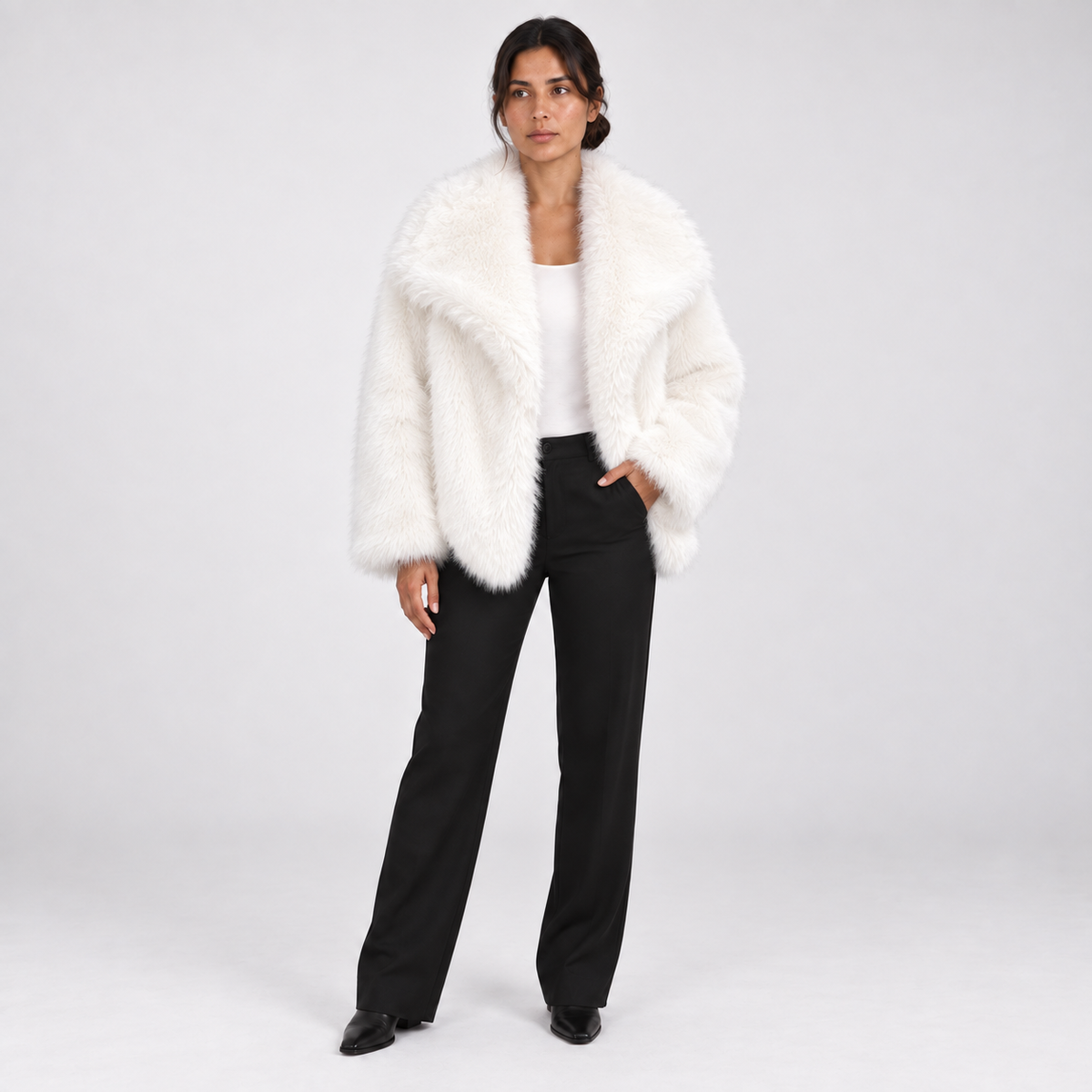 Women’s Plush Faux-Fur Short Winter Jacket – Wide-Lapel Relaxed Fit for Elegant Cold-Weather Days and Smart Evening Styling