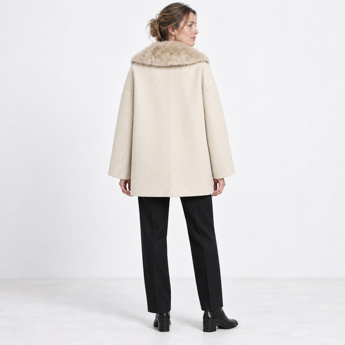 Damen-Wintermantel mit zweireihiger Knopfleiste – Locker geschnittener Mantel mit Kunstfell-Schalkragen für elegante Alltagslooks bei kaltem Wetter