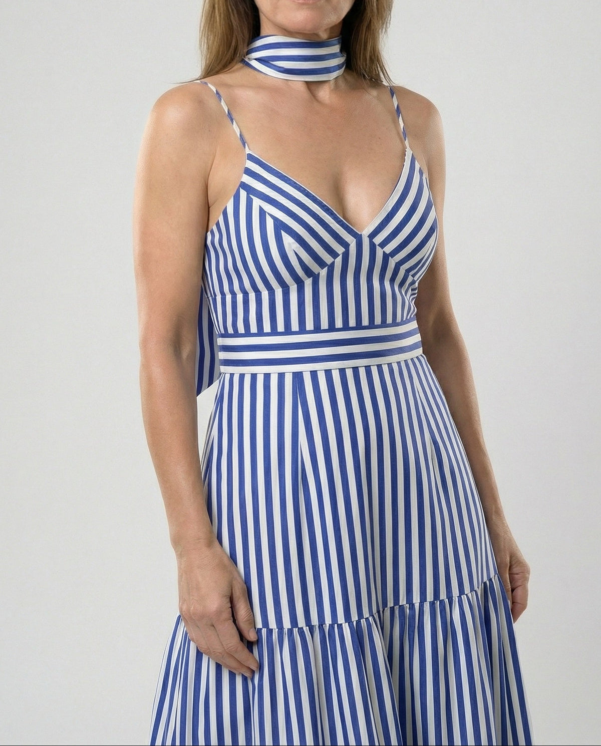 Vestido maxi estampado com decote em V para mulher – vestido de verão sem mangas, com saia em camadas, cintura cintada e detalhe de lenço, para férias