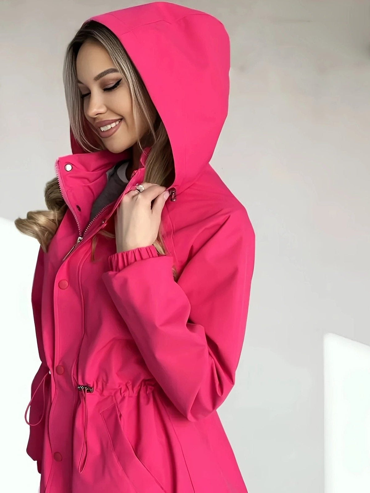 Damen-wasserdichte Regenjacke mit Kapuze – Parka mit verstellbarer Taille, Druckknopfverschluss und Seitentaschen