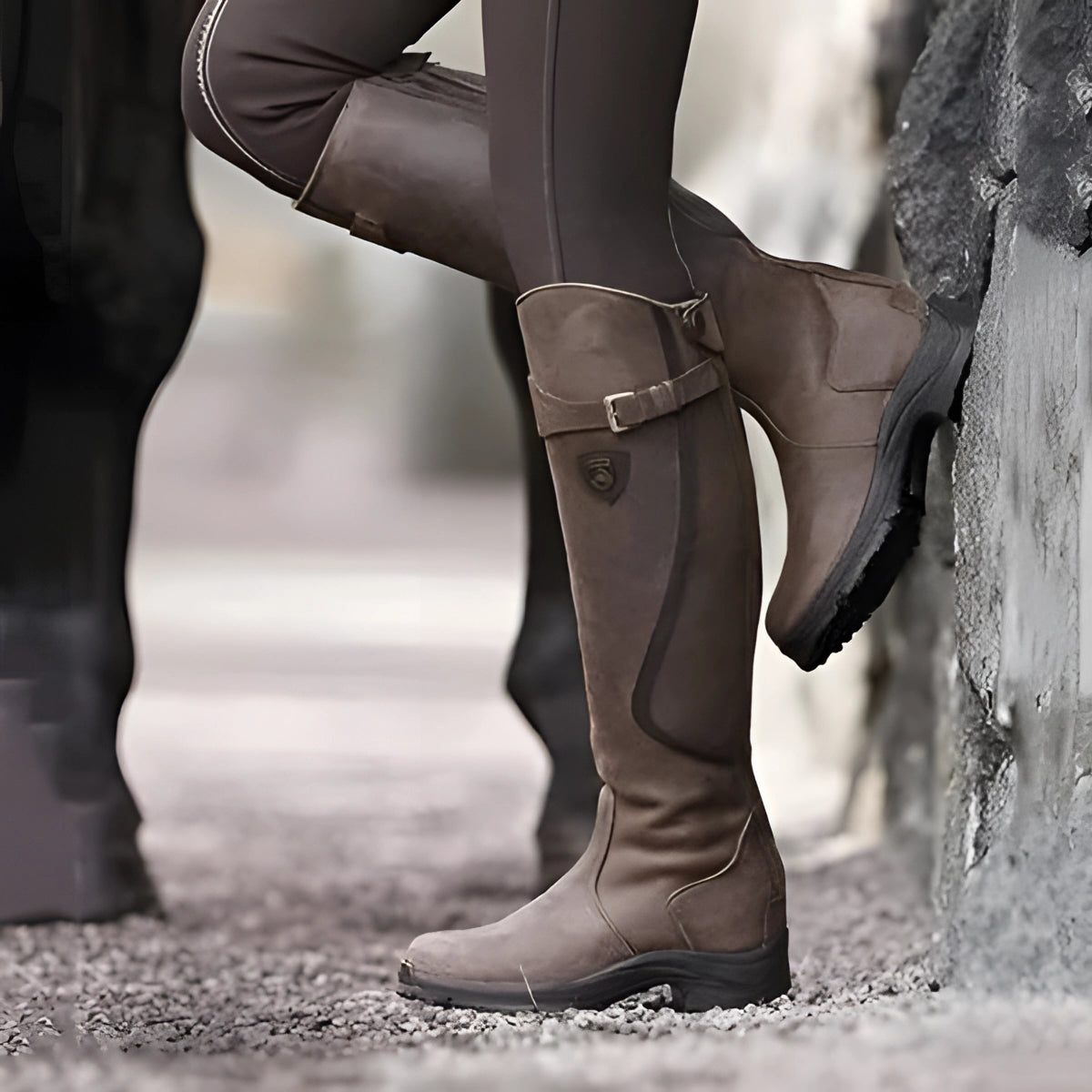 Botas de montar femininas impermeáveis até ao joelho – Botas ajustáveis com fivela e sola tratorada para tempo húmido