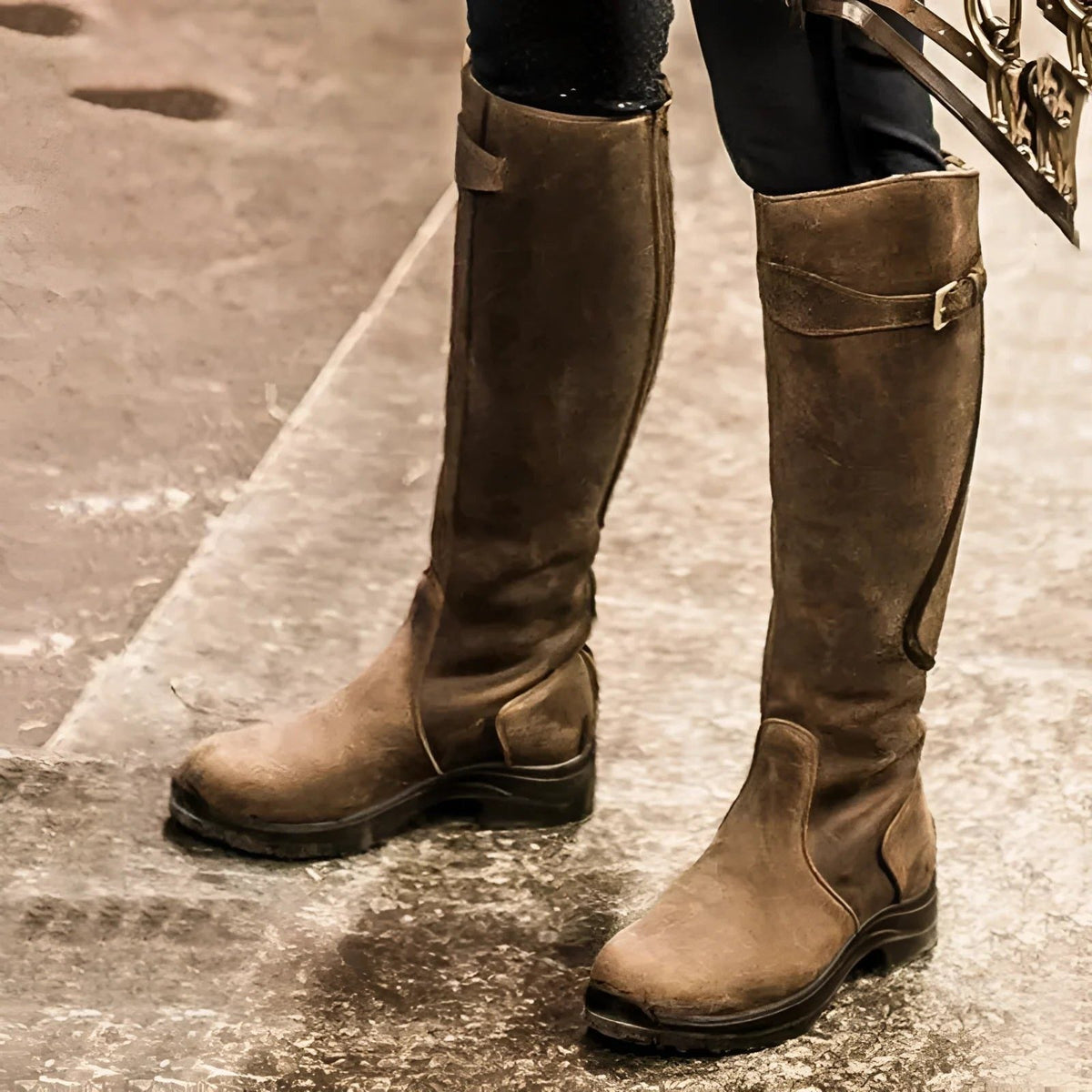 Botas de montar femininas impermeáveis até ao joelho – Botas ajustáveis com fivela e sola tratorada para tempo húmido