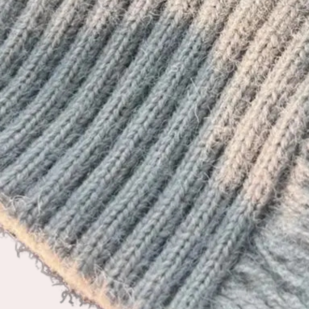 Męski oversize'owy sweter z nadrukiem i prążkowanym okrągłym dekoltem